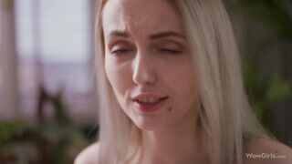 Sia Siberia a tinédzser szemrevaló fehérneműs szőke játszik a borotvált pinájával - Szexbalvany