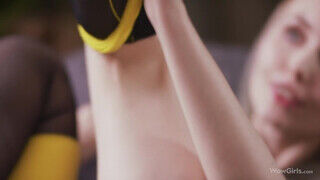 Sia Siberia a tinédzser szemrevaló fehérneműs szőke játszik a borotvált pinájával - Szexbalvany