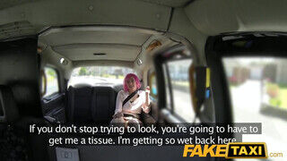 Misha Mayfair a pink hajú tinédzser lány kinyalja a taxis popsikáját