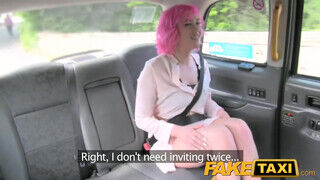 Misha Mayfair a pink hajú tinédzser lány kinyalja a taxis popsikáját - Szexbalvany