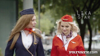 Lika Star és Marilyn Crystal a szeximádó légi utaskísérők hátsó bejáratba rakva - Szexbalvany