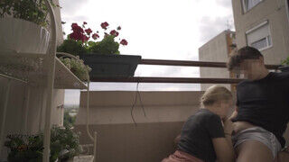 Tini amatőr pár a nyári melegben megkívánta egymást a panel erkélyén és élvezésig keféltek egy jót.