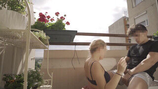 Tini amatőr pár a nyári melegben megkívánta egymást a panel erkélyén és élvezésig keféltek egy jót. - Szexbalvany