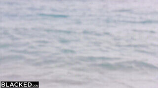 Milena a szilikon keblű fiatal pipi a tengerparton imád kettyinteni hatalmas farkú palival - Szexbalvany