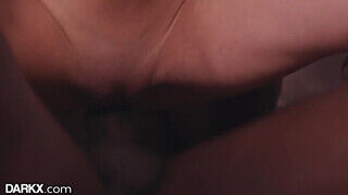 Karcsú kicsike csöcsű tinédzser fotós pipi rácuppan a nagyméretű dákóra - Szexbalvany