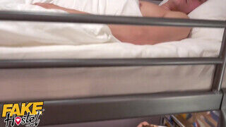 Karcsú kicsike tőgyes világos szőke turista kisasszony megkúrelva miközben a pasasa alszik