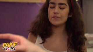 Aaeysha a formás latina nőci és a világos szőke orosz tinédzser Vera Jarw édeshármasban kúrnak