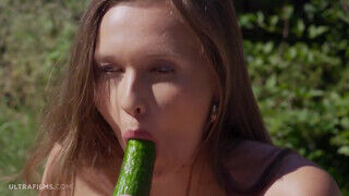 Stacy Cruz a méretes keblű tinédzser lány megkívánja az uborkát masztizás közben - Szexbalvany