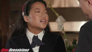 Alona Bloom a 18 éves ázsiai tinédzser diák nőci picsája megpakolva - Szexbalvany