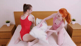 Leah Maus és Olivia Lush a tinédzser kicsike csöcsű lezbi lányok kényeztetik egymást - Szexbalvany