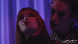 Lacy Lennon a vörös hajú tinédzser fiatalasszony egy travival közösül a bárban