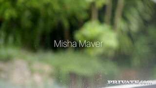Misha Maver a óriási didkós tetkós jógás lány rácuppan a szőrös bránerre - Szexbalvany