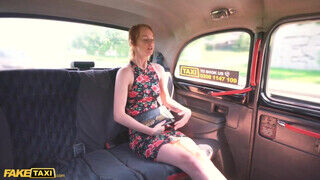 Ariela Donovan a a karcsú vörös hajú tinédzser szajha taxissal kúrel - Szexbalvany