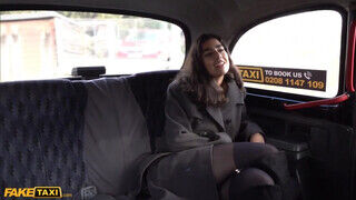 Aysha a kerek olasz fiatal bige hancúrozik a taxis palival - Szexbalvany