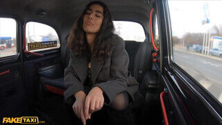 Aysha a kerek olasz fiatal bige hancúrozik a taxis palival - Szexbalvany