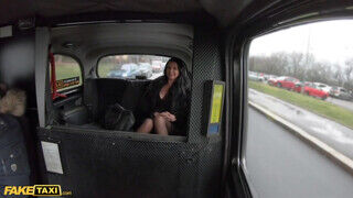 Ania Kinski a szilikon didkós milf ringyó a taxissal közösül - Szexbalvany