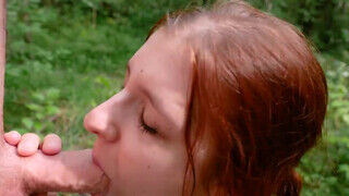 Vörös hajú tinédzser szuka imádja ha a csávója az erdőben belehúgyozik a szájába - Szexbalvany