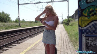 Marilyn Crystal a szuper vonzó szöszi fiatal picsa vonatállomáson kúrel - Szexbalvany