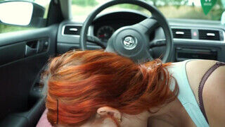 Amatőr tini vörös hajú barinő a kocsiban cidázik - Szexbalvany