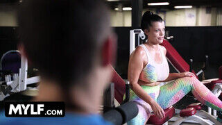 Nadia White az óriás csöcsű sportos milf rámozdul a tinédzser edzőre - Szexbalvany