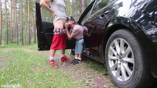 18 éves amatőr tinédzser szuka a kocsinál szeretkezik az új pasijával az erdőben - Szexbalvany