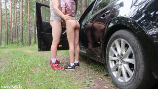 18 éves amatőr tinédzser szuka a kocsinál szeretkezik az új pasijával az erdőben - Szexbalvany