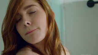 Jia Lissa a csábos vörös lány és a világos szőke Anna Di a fürdőben nyalakodnak - Szexbalvany