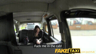 Lara Latex a tini milf orálozza és kinyalja a taxis hátsó lyukát