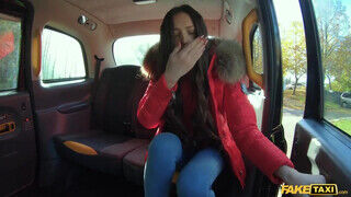 Isabella De Laa kiborotvált lyuka meghágva a taxiban - Szexbalvany