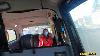 Isabella De Laa kiborotvált lyuka meghágva a taxiban