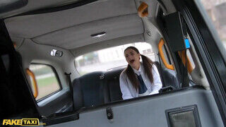 Jenny Doll a 18 éves tinédzser bige megszexelve a taxi hátsó ülésén - Szexbalvany