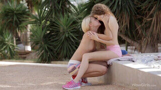 Tini sovány sportos fiatal lányok Delphine és Heidi Romanova lesbi kamatyolása - Szexbalvany