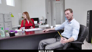 Lauren Phillips a kéjnő vörös hajú szeximádó titkárnő az irodában közösül az új alkalmazottal. - Szexbalvany