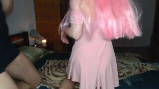 Tinédzser mutatós pink hajú fiatal barinő megrakva - Szexbalvany