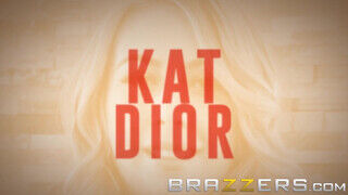 Krissy Lynn a biszex masszőr és a fiatal lány Kat Dior megkósoltják egymást - Szexbalvany