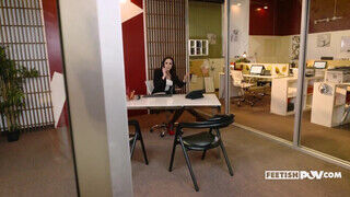 Chanel Preston a szőrös cunis milf titkárnő megkefélve az irodában - Szexbalvany