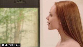 Ella Hughes a pici csöcsű vörös hajú fiatal nőci méretes fekete fügyit kap - Szexbalvany