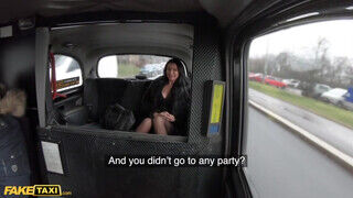 Ania Kinski a kéjnő óriási tőgyes francia milf a taxiban szeretkezik - Szexbalvany