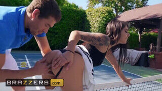 Gina Valentina a szőrös cunis fiatal csaj a tenisz edzővel kamatyol - Szexbalvany