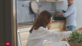 Gisha Forza a tinédzser nimfo barinő a konyhában segglyukba kefélve - Szexbalvany