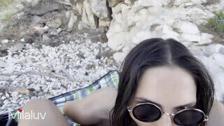 Gigantikus kannás amatőr tinédzser napszemcsis kisasszony kufircol a parton - Szexbalvany