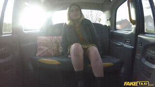 Tinédzser tinédzser fiatalasszony Red August a taxis popsiját nyalja pippantás közben döngölés előtt