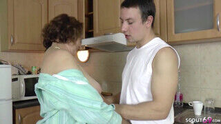 Német perverz nevelő anya és a fia közösül a konyhában - Szexbalvany