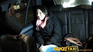 Fiatal nőci nem tud fizetni a taxisnak ezért inkább kufircol vele