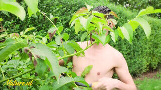 Mutatós karcsú világos szőke feleséget kúr fenék lyukba a tinédzser kertész - Szexbalvany