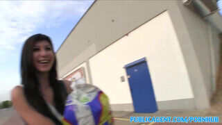 Yvette Yukiko a tetszetős sovány tinédzser picsa lidl parkolójában kúrel - Szexbalvany