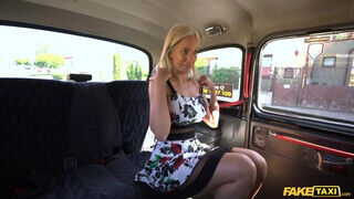 Emily Bright a csöcsös világos szőke fiatal örömlány a taxiban kamatyol