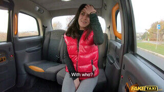 Shrima Malati az olasz tinédzser gádzsi a taxiban kúrel - Szexbalvany