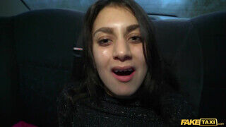 Shrima Malati az olasz tinédzser gádzsi a taxiban kúrel - Szexbalvany