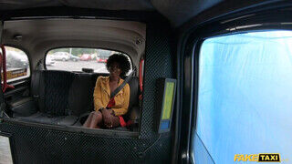 Zaawaadi az afroamerikai fiatal bulkesz lovagol a faszon a taxiban - Szexbalvany